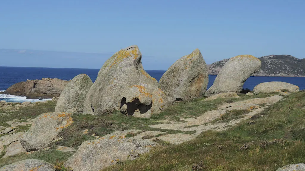 Figuras graníticas pulidas pola erosión en Punta Herbosa